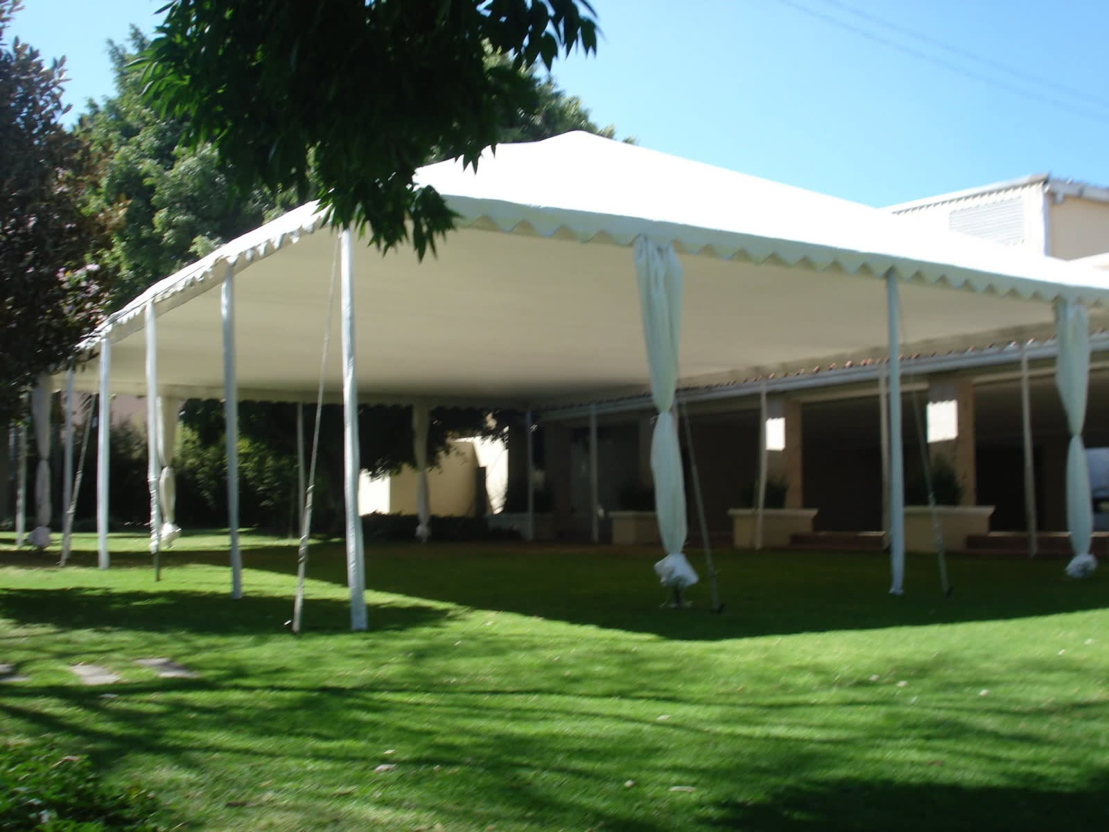 Renta de toldo blanco montado en el jardín de una casa en Guadalajara