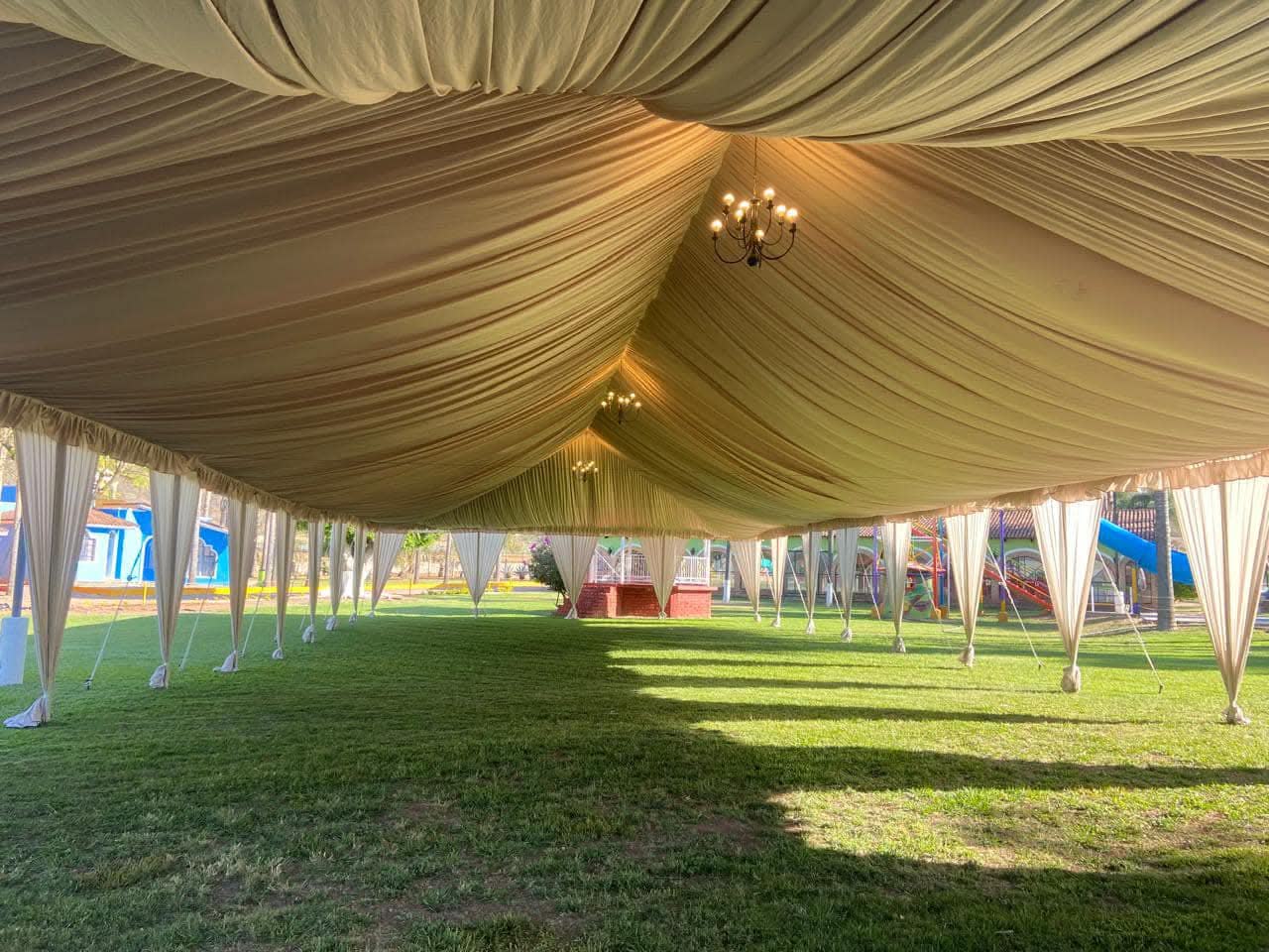 Interior de toldo plisado con candiles para una fiesta en Zapopan