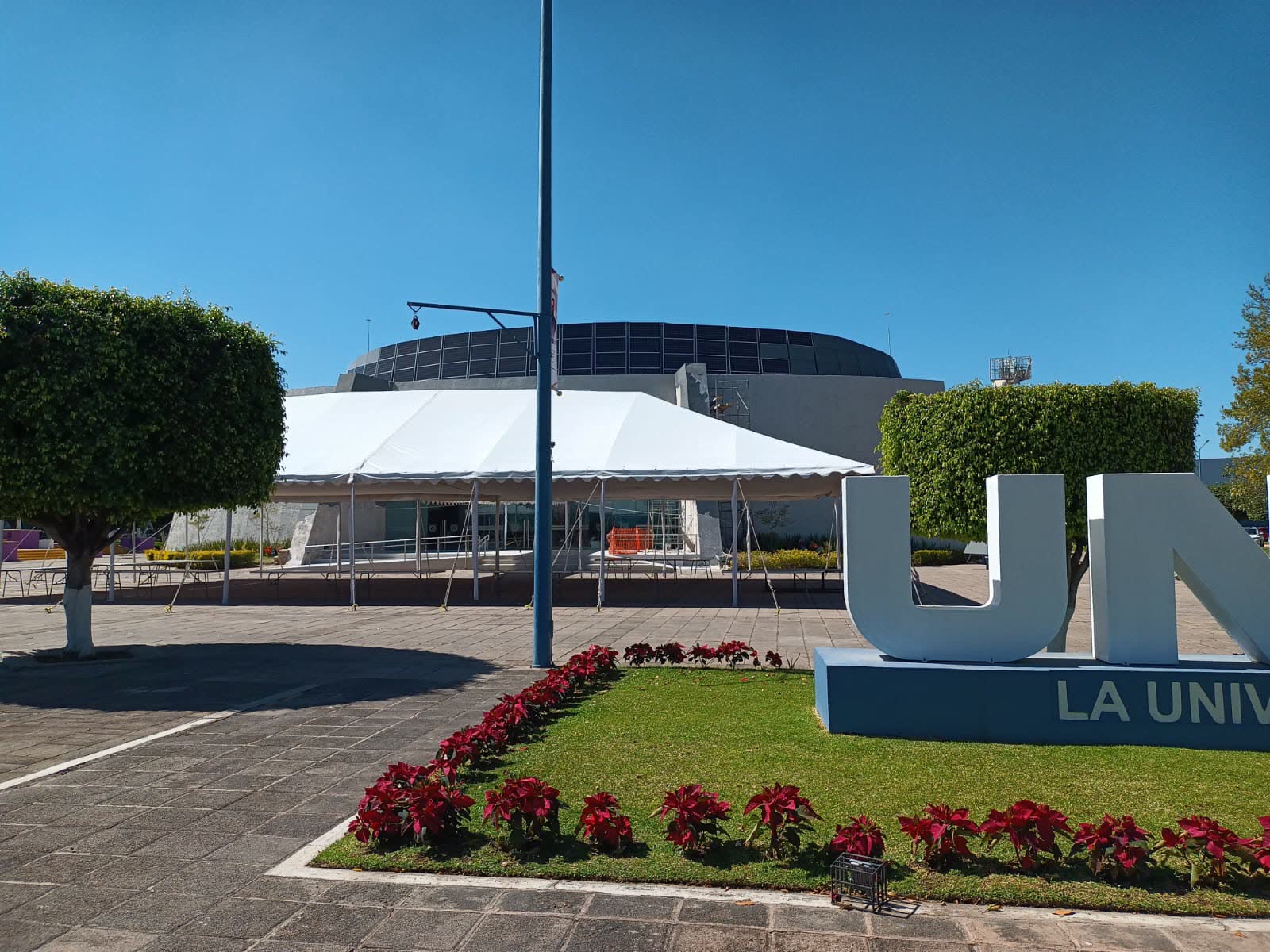 Toldo panorámico instalado para una graduación en explanada universitaria