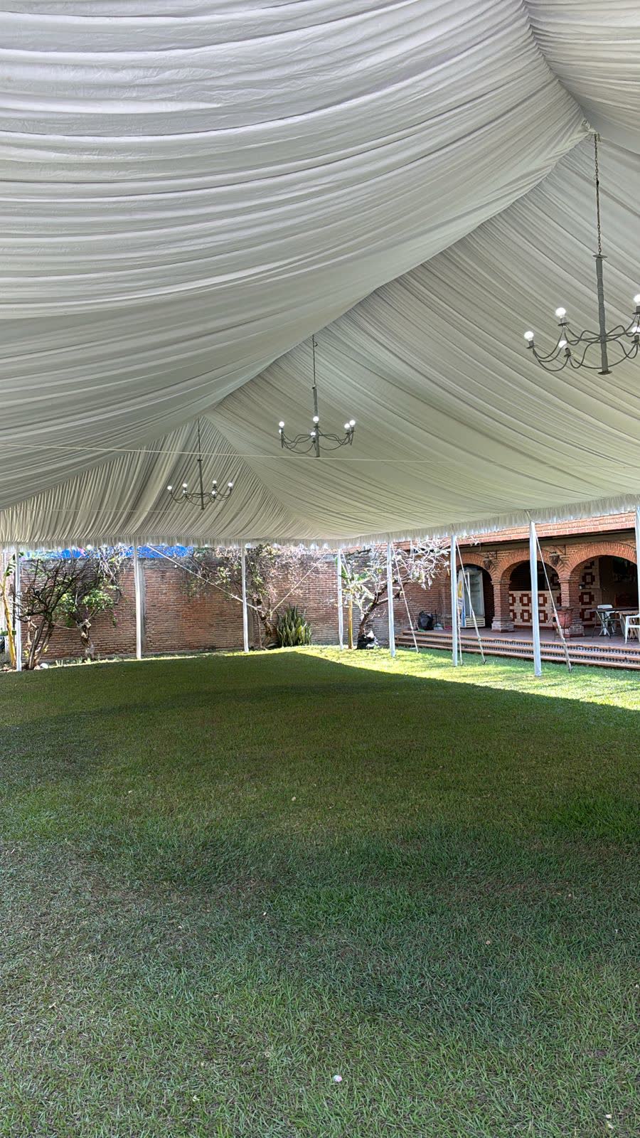 Cielo plisado con candiles en montaje de toldo para boda en Jalisco