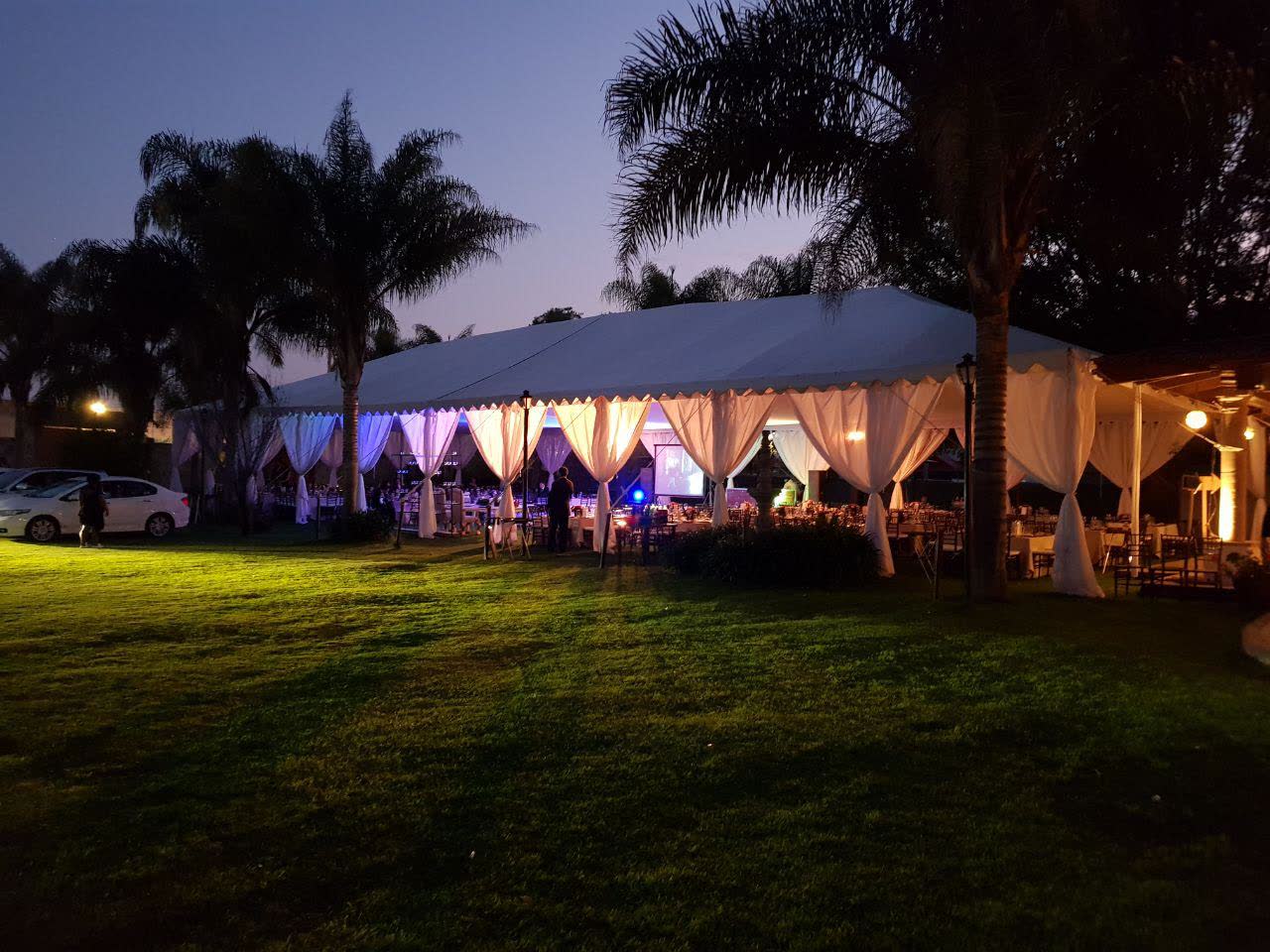 Toldo iluminado de noche con cortinas para una fiesta en Guadalajara